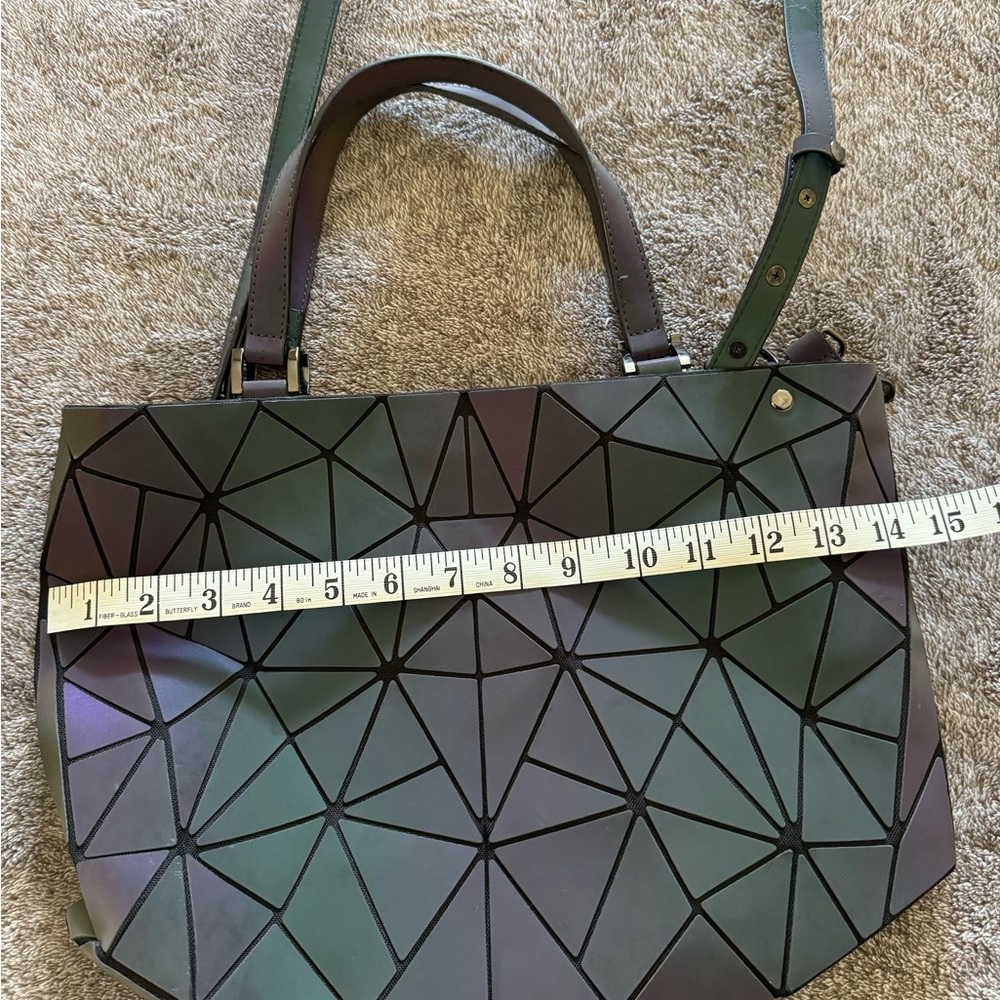 Lovevook crossbody geometric iridescent. NWOT - Picture 4 of 5